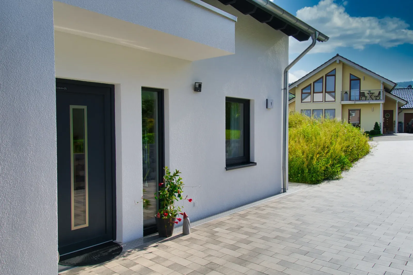 Wohnhaus mit barrierefreiem Fassadenanschluss von Sobekon